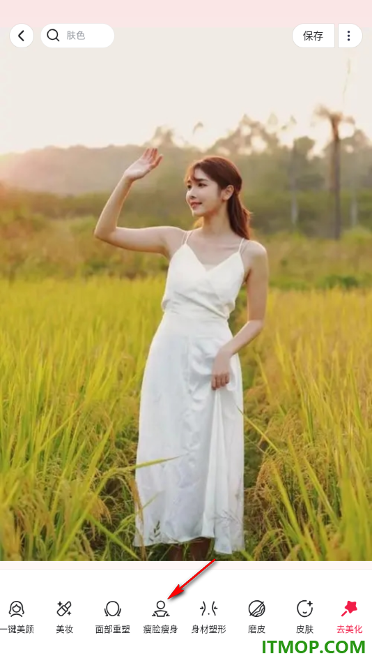 美图秀秀手机版设置给图片中的人物瘦手臂的方法