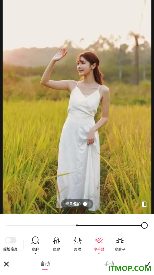 美图秀秀手机版设置给图片中的人物瘦手臂的方法