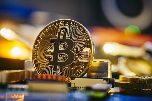 比特币网络的安全性基础是什么？分布式节点如何防止攻击？