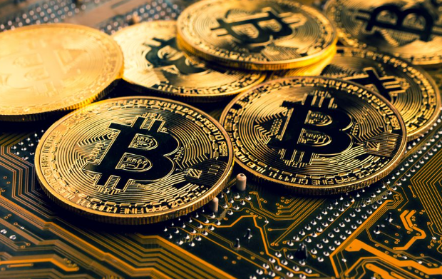 比特币从高点12万美元腰斩至6万美元？现在是买入的好机会吗？