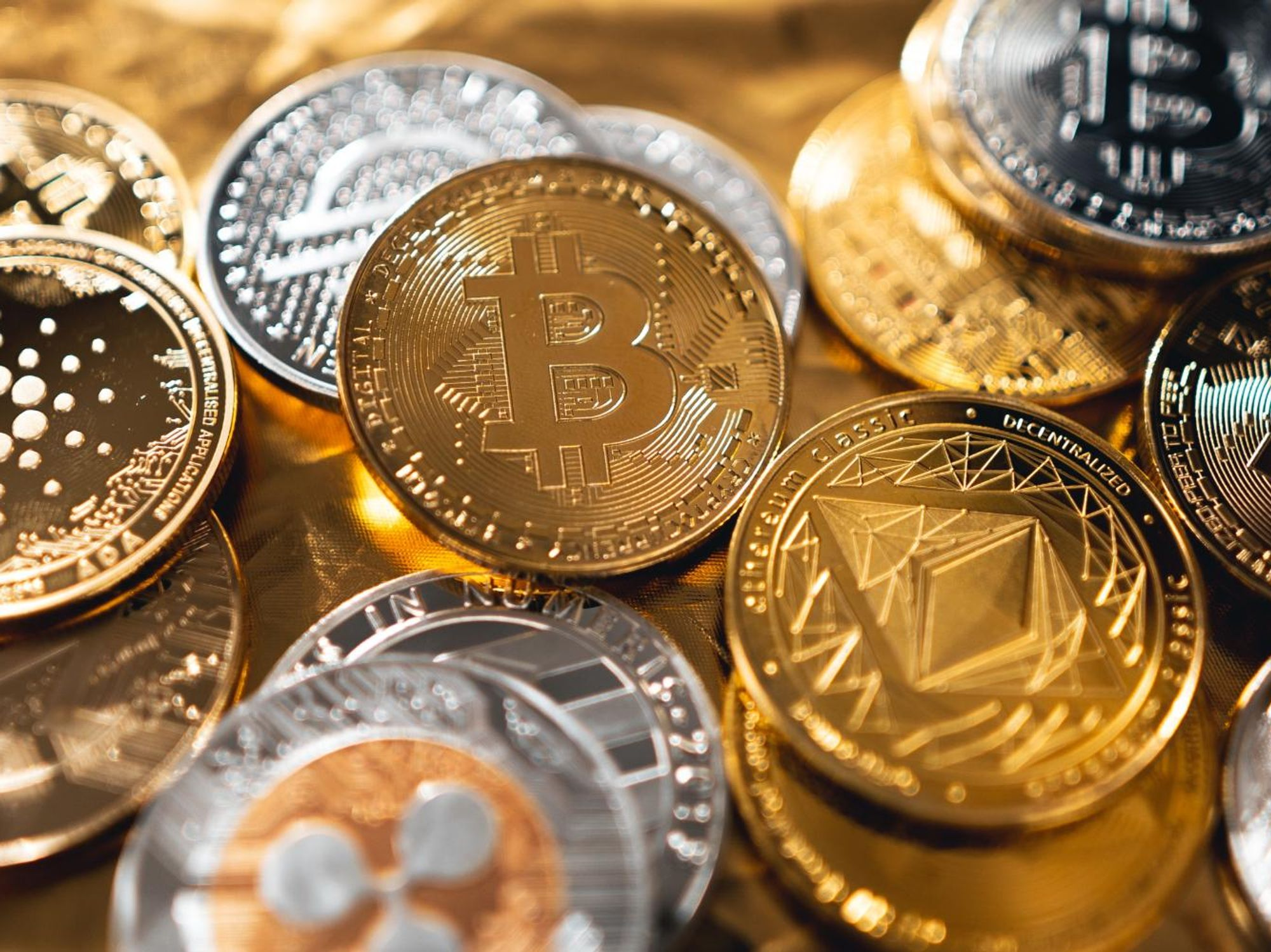 加密货币短线交易与长线持有，哪种策略更适合新手用户？