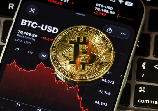 比特币从12万腰斩至6.6万美元，是筑底信号还是继续崩盘？